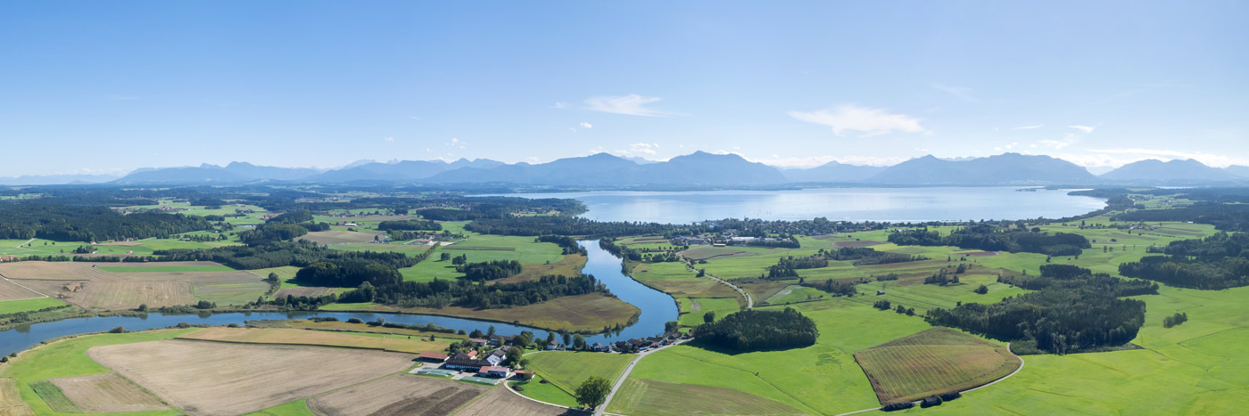 Panorama Chiemsee mit Seebruck und Alz, im Hintergrund die Chiemgauer Berge